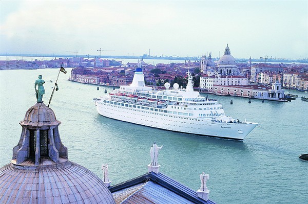 MV Discovery - Cruise Ship
